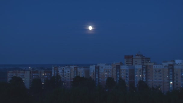 Luna si muove sopra la città — Video Stock
