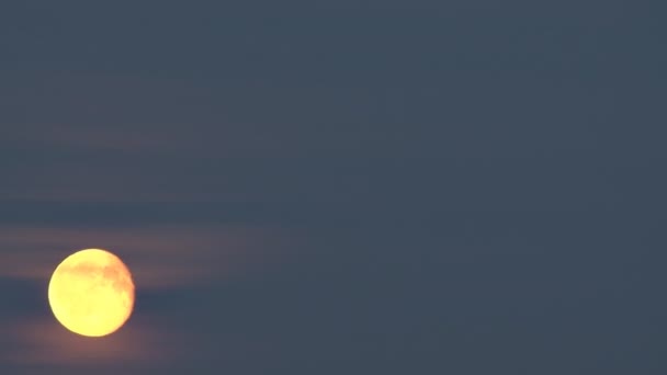 Lune par nuit se déplace rapidement 