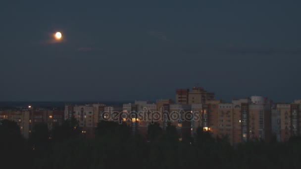 Luna e città di notte — Video Stock