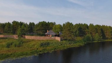 House Lake yakınındaki ormanda