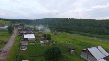 Küçük köyü yakınlarında nehir ve orman