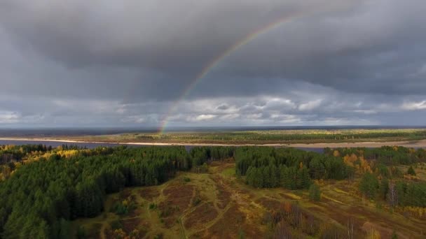 Camera vliegt naar Rainbow — Stockvideo