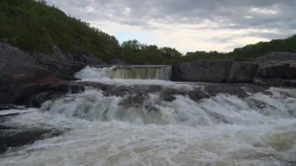 Flujo Agua Con Ruido Cae Con Piedras Río Pintoresca Cascada — Vídeo de stock