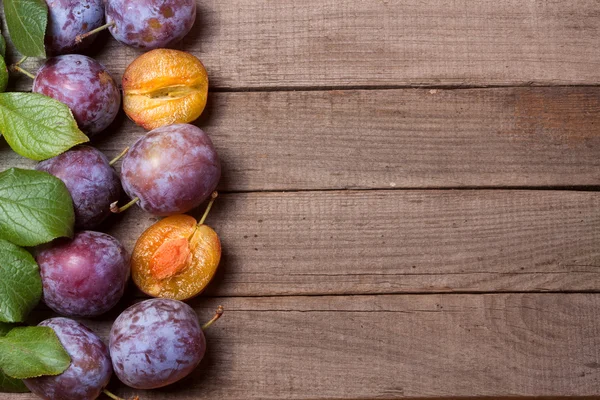 Erik eski ahşap arka plan üzerinde çerçeve