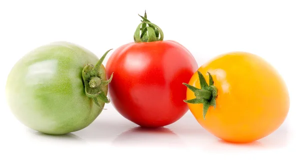 Rote gelbe und grüne Tomaten isoliert auf weißem Hintergrund — Stockfoto