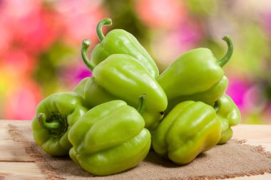 arka plan bulanık bir tahta masada yeşil biber kazık