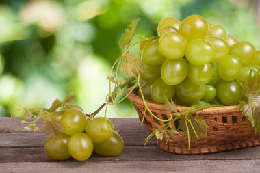 arka plan bulanık ahşap tablo hasır sepet içinde Yeşil üzüm