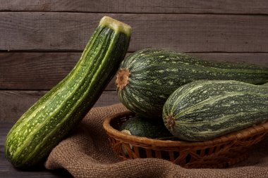 yeşil kabak veya kabak çul ahşap arka plan üzerinde