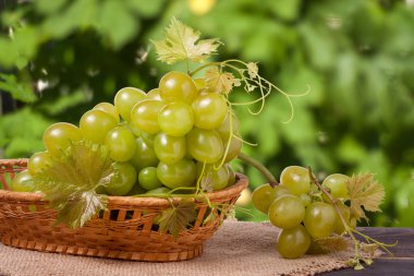 arka plan bulanık ahşap tablo hasır sepet içinde Yeşil üzüm