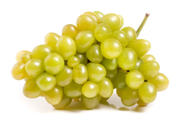 Bando de uvas verdes isoladas sobre fundo branco — Fotografia de Stock