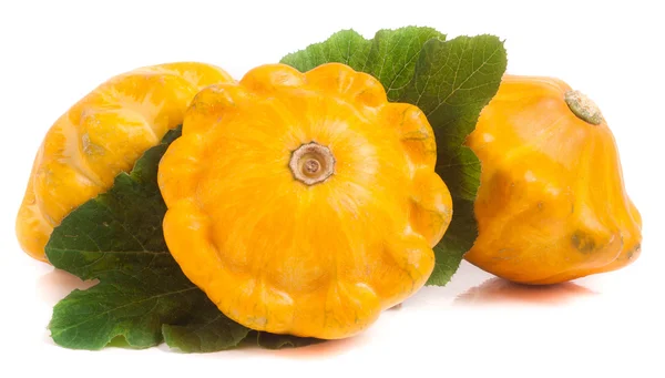 Tres calabaza pattypan amarillo con hoja aislada sobre fondo blanco — Foto de Stock