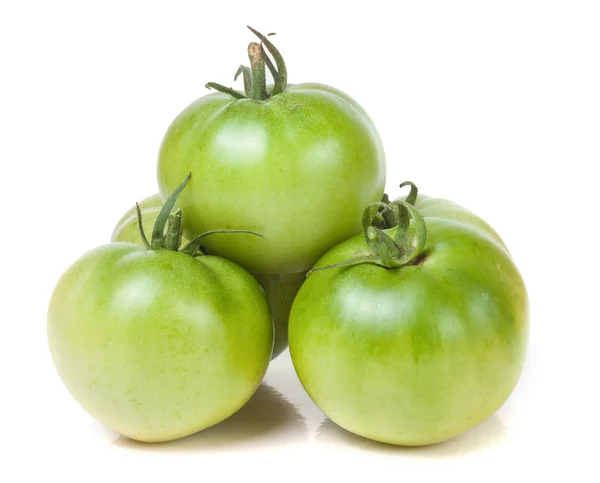 Três tomates verdes não maduros isolados sobre fundo branco — Fotografia de Stock