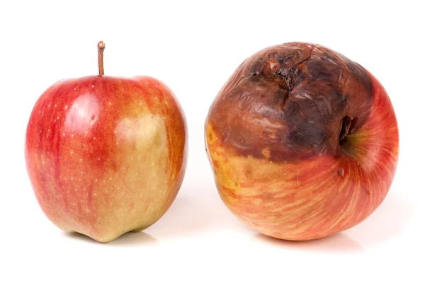 Manzana podrida y buena aislada sobre fondo blanco —  Fotos de Stock