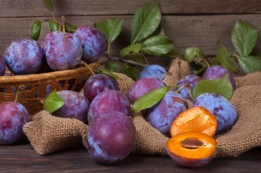 Erik çul ahşap zemin üzerine bir hasır sepet içinde