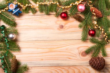 çerçeve ile ışık ahşap arka plan üzerinde Noel süsleri çam dalı