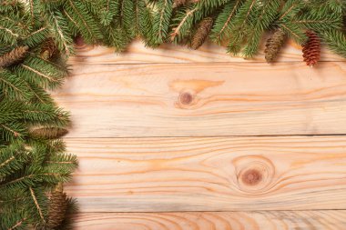 çerçeve ışık ahşap arka plan üzerinde koniler ile köknar dalı