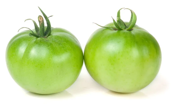 Deux tomates vertes non mûres isolées sur fond blanc — Photo