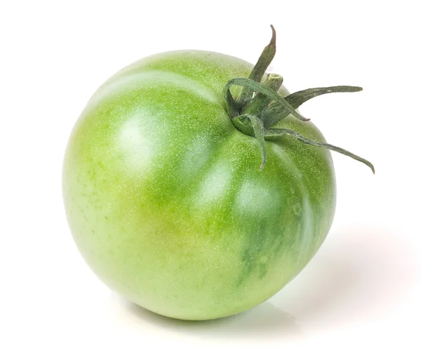 Eine grüne unreife Tomate isoliert auf weißem Hintergrund — Stockfoto