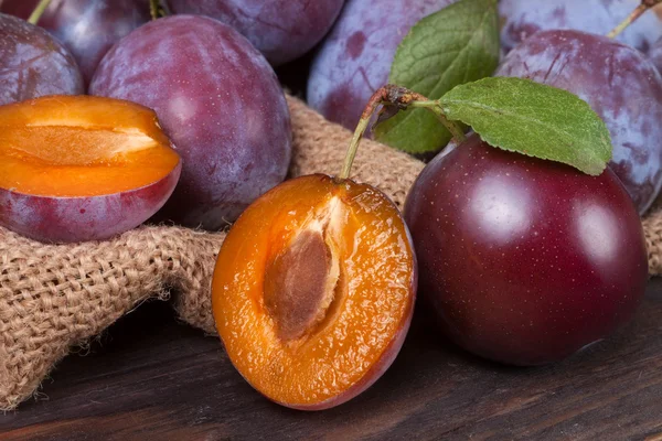 Erik çul ahşap zemin üzerine