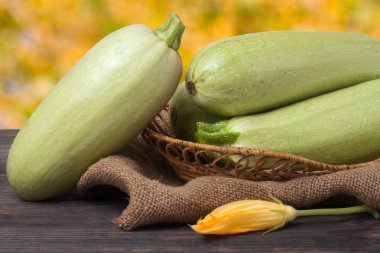 çul ahşap arka plan üzerinde bir çiçek ile üç kabak