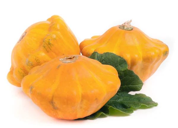 Trois courges jaunes pattypan avec feuille isolée sur fond blanc — Photo