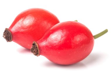 Beyaz arka plan üzerinde izole iki kuşburnu berry