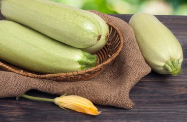 çul ahşap arka plan üzerinde bir çiçek ile üç kabak