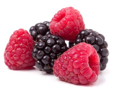 Ahududu ve böğürtlen beyaz zemin üzerine izole yığını