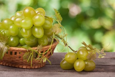 arka plan bulanık ahşap tablo hasır sepet içinde Yeşil üzüm