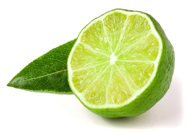 Lime helft met blad geïsoleerd op witte achtergrond — Stockfoto