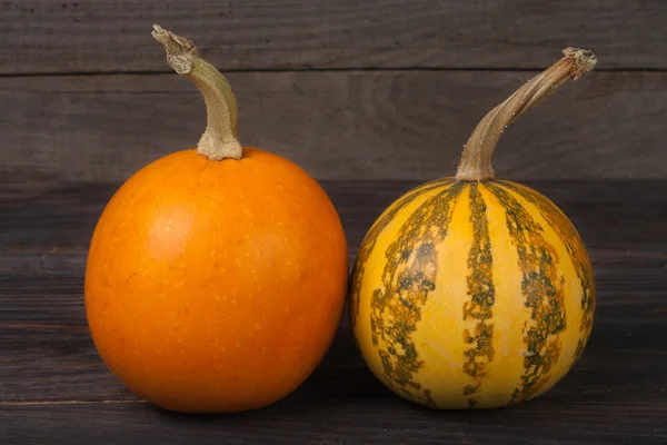 Calabazas decorativas de color naranja y rayas sobre fondo de madera —  Fotos de Stock