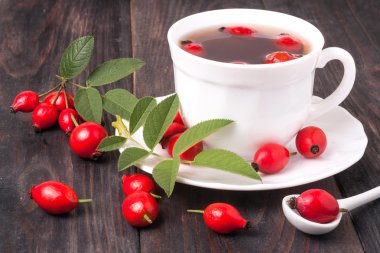 koyu ahşap arka plan kuşburnu çayı ile Kupası