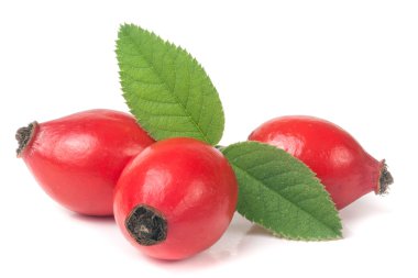 Beyaz arka plan üzerinde izole yaprak ile üç kuşburnu berry