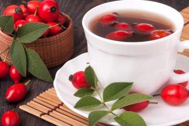 Ahşap arka plan bambu peçete ile kalçalarına çaydan