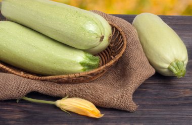 çul ahşap arka plan üzerinde bir çiçek ile üç kabak