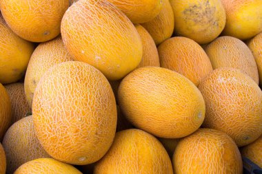 bir Pazar sayaçta sarı olgun kavun yığını