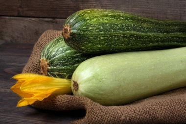 yeşil kabak ve çul ahşap arka plan üzerinde çiçek kabak