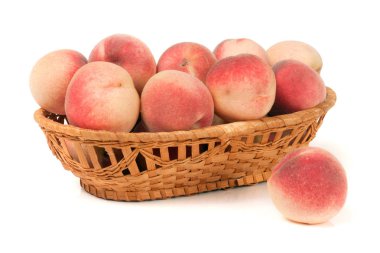 Beyaz arka plan üzerinde izole bir hasır sepet şeftali