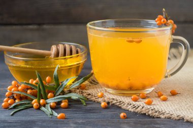 Deniz topalak çilek çul ve ahşap arka plan üzerinde bir delikanlı ile çay