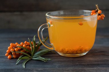 Deniz topalak çilek koyu ahşap arka plan üzerinde şubesi ile çay