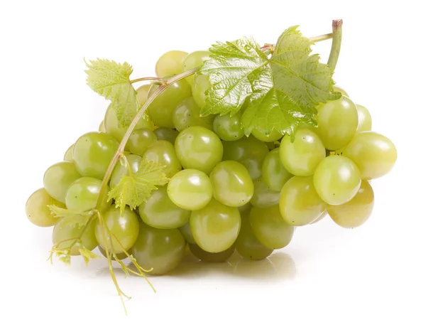 Grappe de raisins verts avec feuille isolée sur fond blanc — Photo