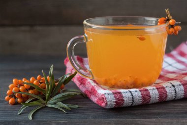 Deniz topalak çilek koyu ahşap arka plan üzerinde şubesi ile çay