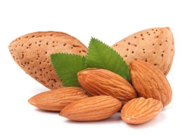 Kabuklarında badem var ve beyaz arkaplanda yaprak soyulmuş.