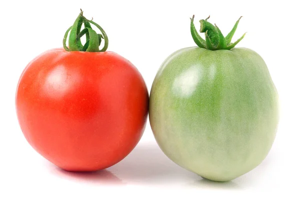 Красный и зеленый помидоры изолированы на белом фоне — стоковое фото