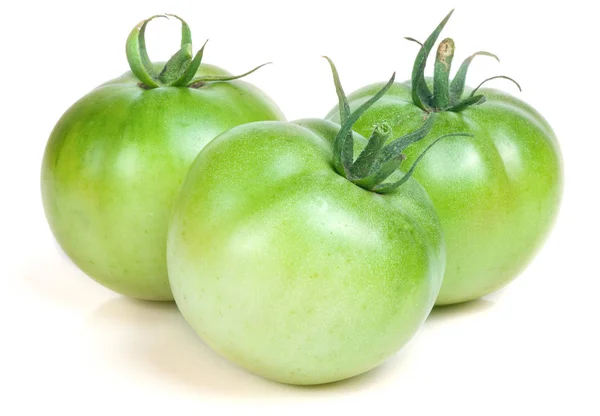 Tre gröna omogna tomat isolerad på vit bakgrund — Stockfoto