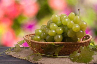 arka plan bulanık bir tahta masada olgun Yeşil üzüm demet