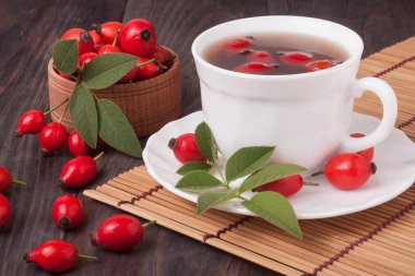 Ahşap arka plan kalçalarına çaydan