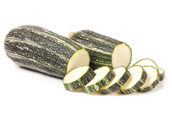 Zucchini en gesneden geïsoleerd op witte achtergrond — Stockfoto