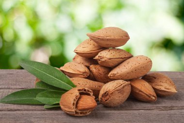 yığın derilerini badem ve beyaz arka plan üzerinde izole yaprak soyulmuş