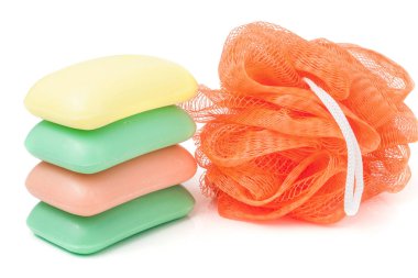 sünger duş ve beyaz arka plan üzerinde izole sabun